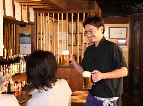 ビールを渡すスタッフ