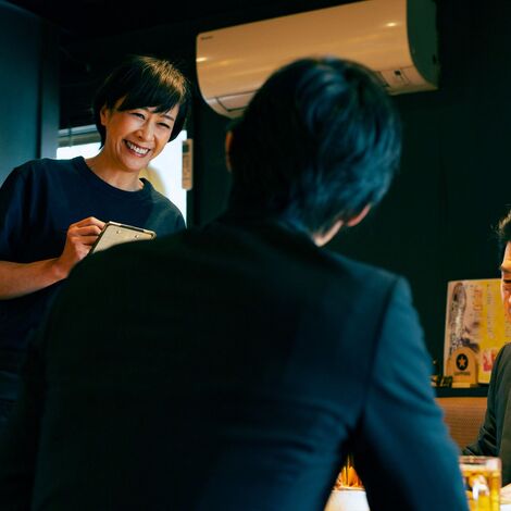 注文を取る女性スタッフ