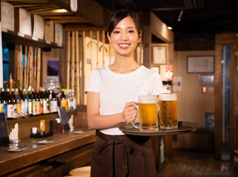 配膳する女性スタッフ